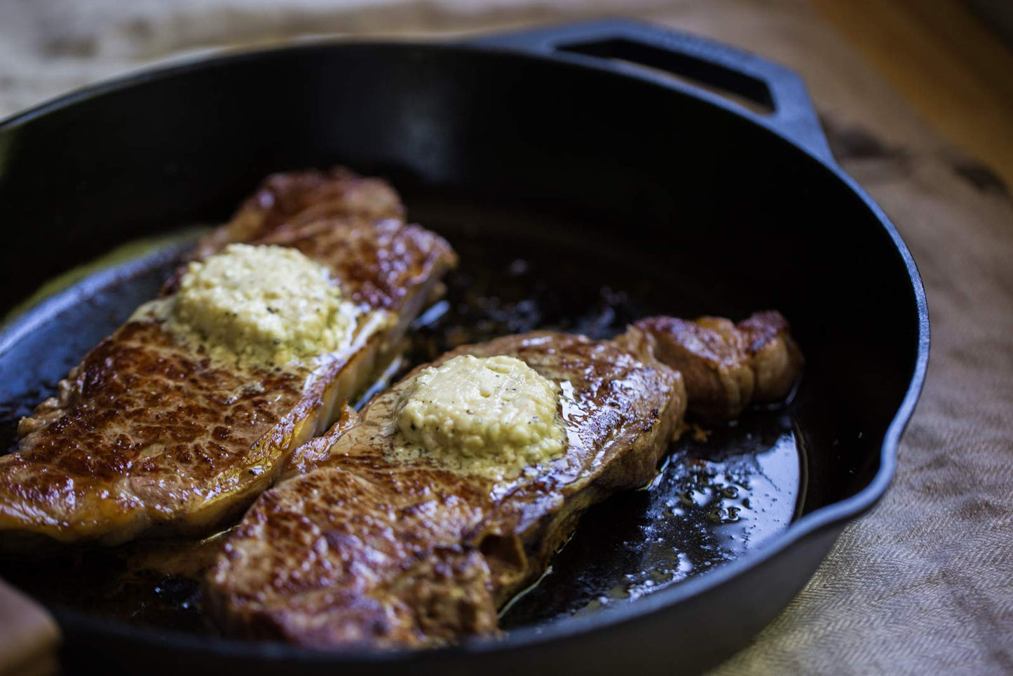 Lodge Seasoned Cast Iron 5 Piece Bundle. 10.5" Griddle, 8" Skillet, 10.25" Skillet, 10.25" Dutch Oven, and 10.25" Lid,Black