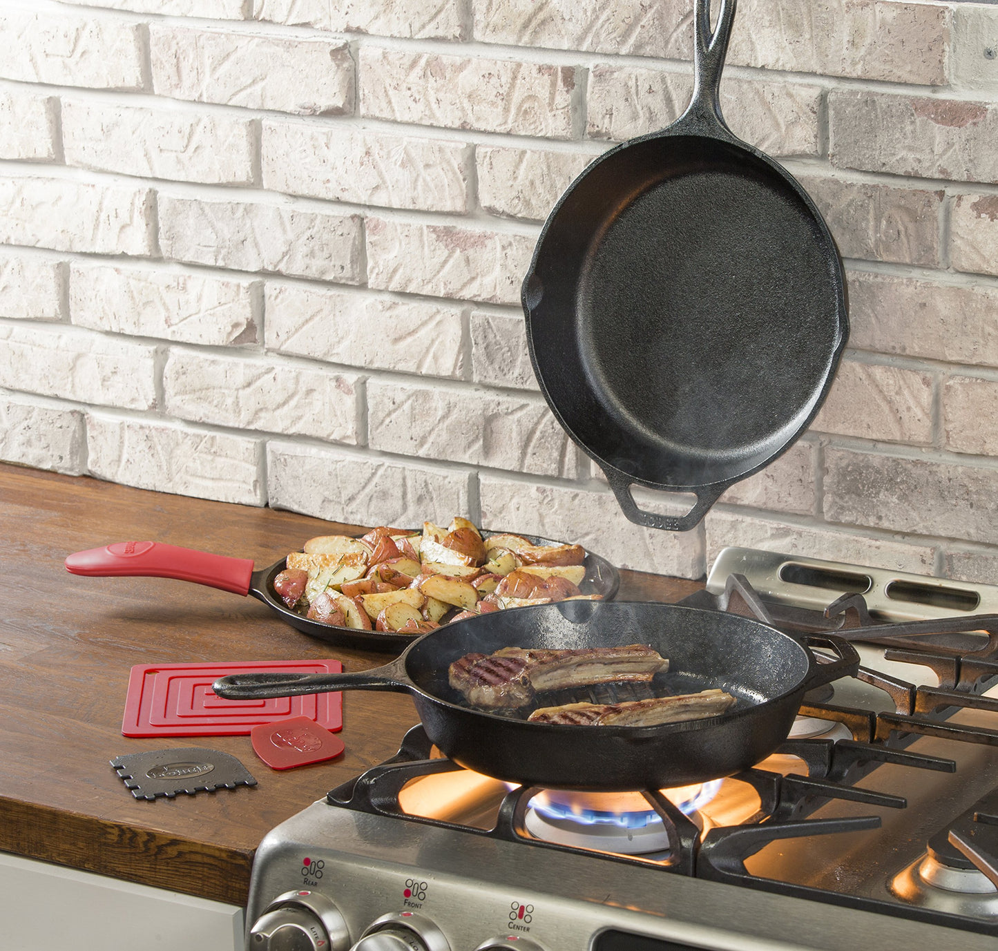 Lodge Seasoned Cast Iron 5 Piece Bundle. 10.5" Griddle, 8" Skillet, 10.25" Skillet, 10.25" Dutch Oven, and 10.25" Lid,Black